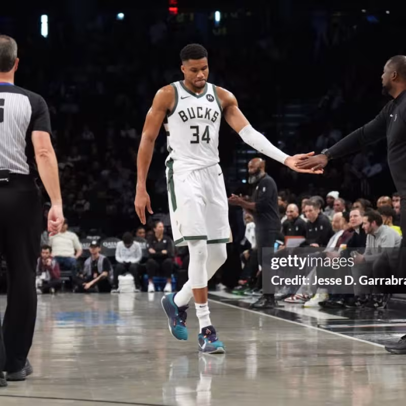 Giannis Antetokounmpo y Adrian Griffin