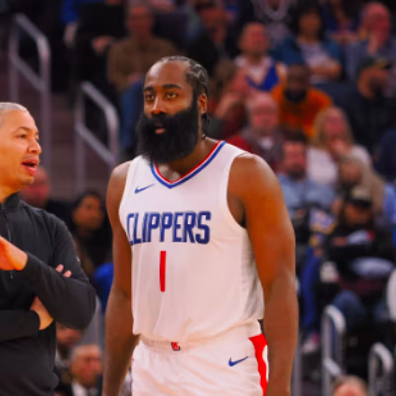 James Harden, junto a Tyronn Lue, estrella y entrenador de Los Angeles Clippers. 