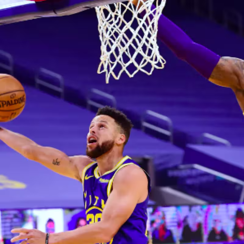 LeBron James, intentando taponar a Stephen Curry.