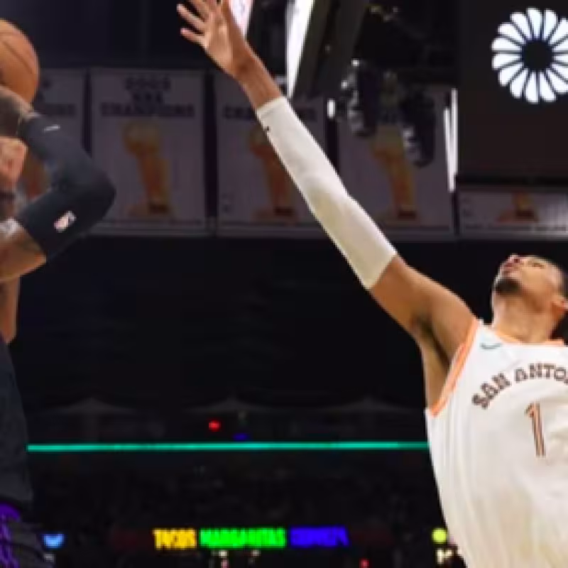 LeBron James, tirando ante la defensa de Victor Wembanyama. 