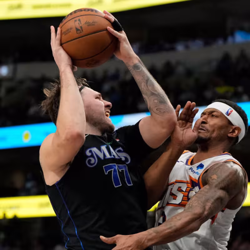 Luka Doncic, defendido por Bradley Beal
