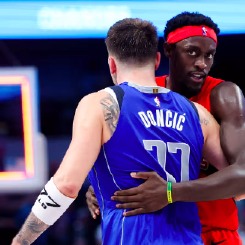 Pascal Siakam, junto a Luka Doncic. 