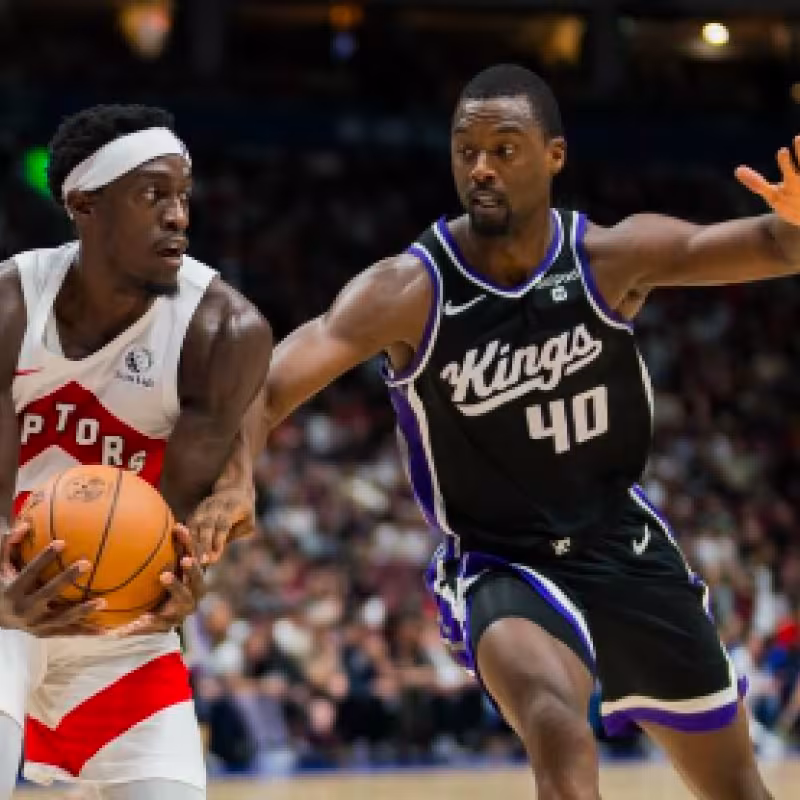 Pascal Siakam suena para Sacramento Kings. 