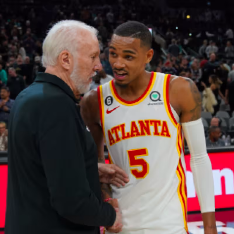 Gregg Popovich, saludando a su expupilo Dejounte Murray