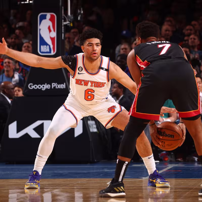 Quentin Grimes, defendiendo a Kyle Lowry