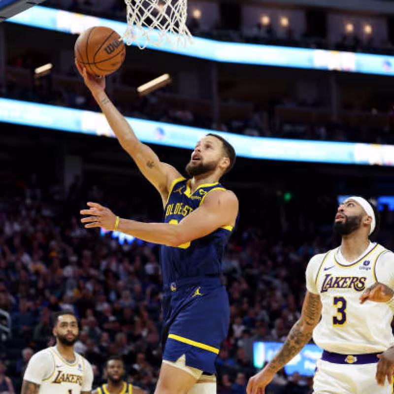 Rajada de Warriors contra arbitraje. Foto: gettyimages