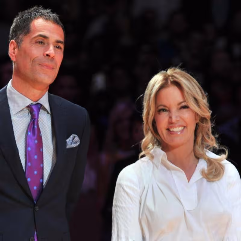 Rob Pelinka y Jeanie Buss