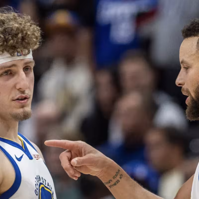 Brandin Podziemski, junto a Stephen Curry