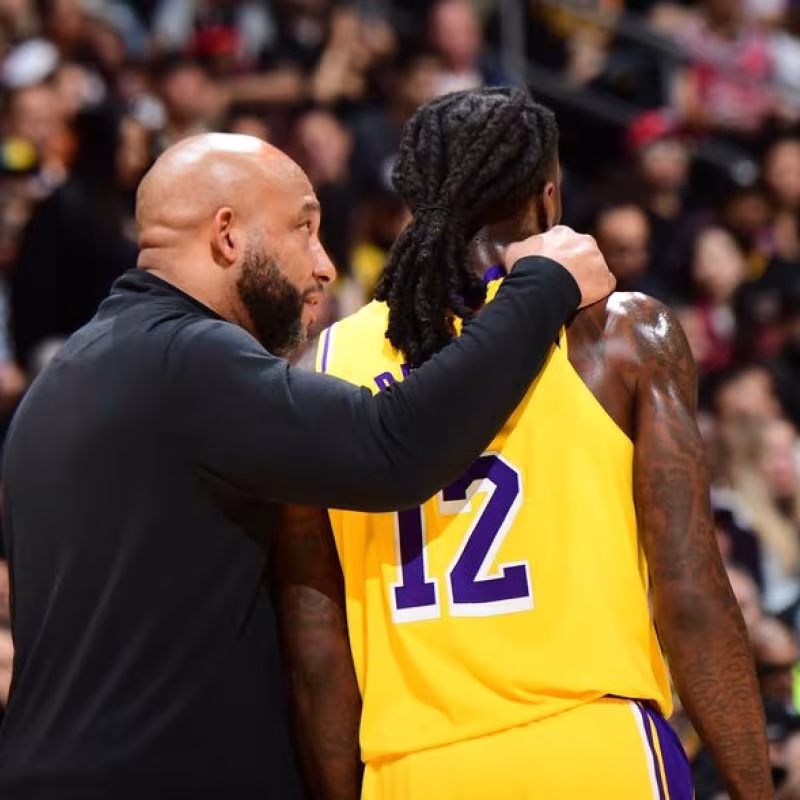 Darvin Ham y Taurean Prince, entrenador y jugador de Los Angeles Lakers.