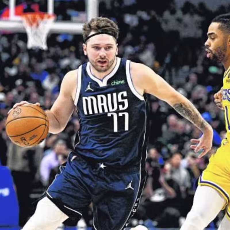 D'Angelo Russell, jugador de Los Angeles Lakers, frente a Luka Doncic, de Dallas Mavericks. 