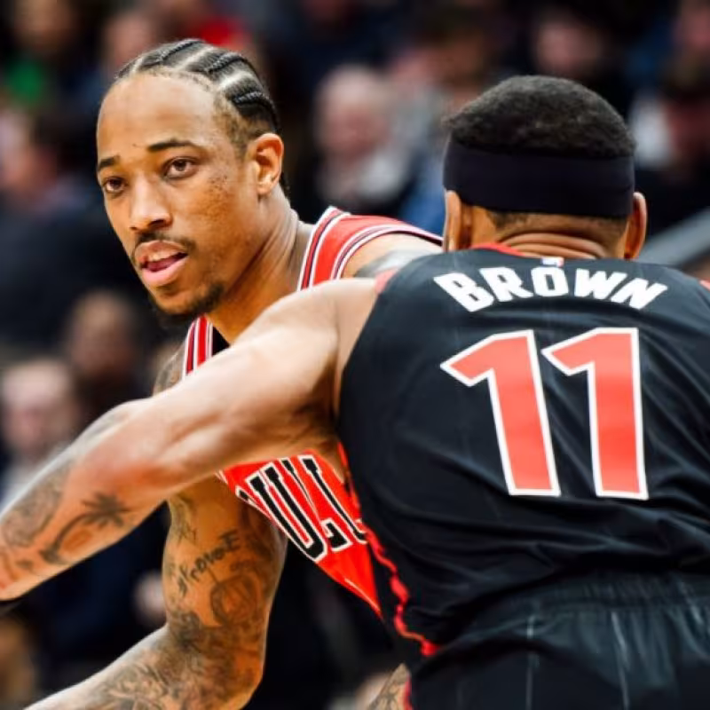 Bruce Brown, defendiendo a DeMar DeRozan