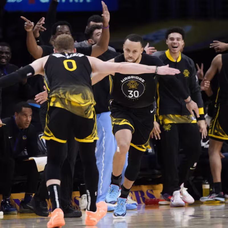 Donte DiVincenzo y Stephen Curry