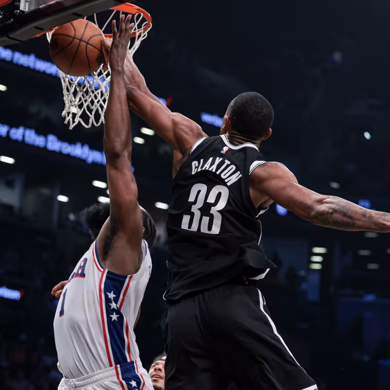 Nic Claxton, taponando a James Harden