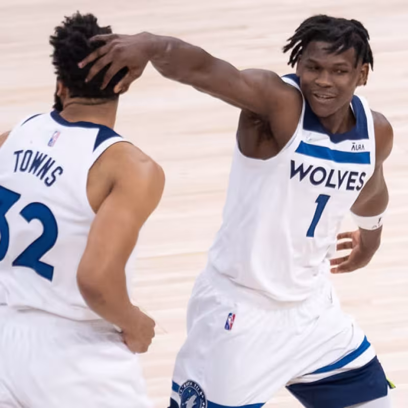 Karl-Anthony Towns y Anthony Edwards