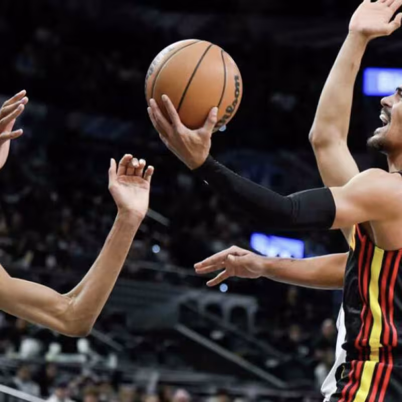 Trae Young, junto a Victor Wembanyama. 