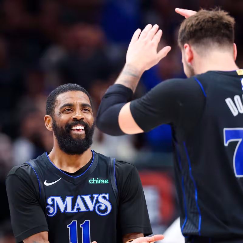 Kyrie Irving y Luka Doncic, jugadores de Dallas Mavericks.