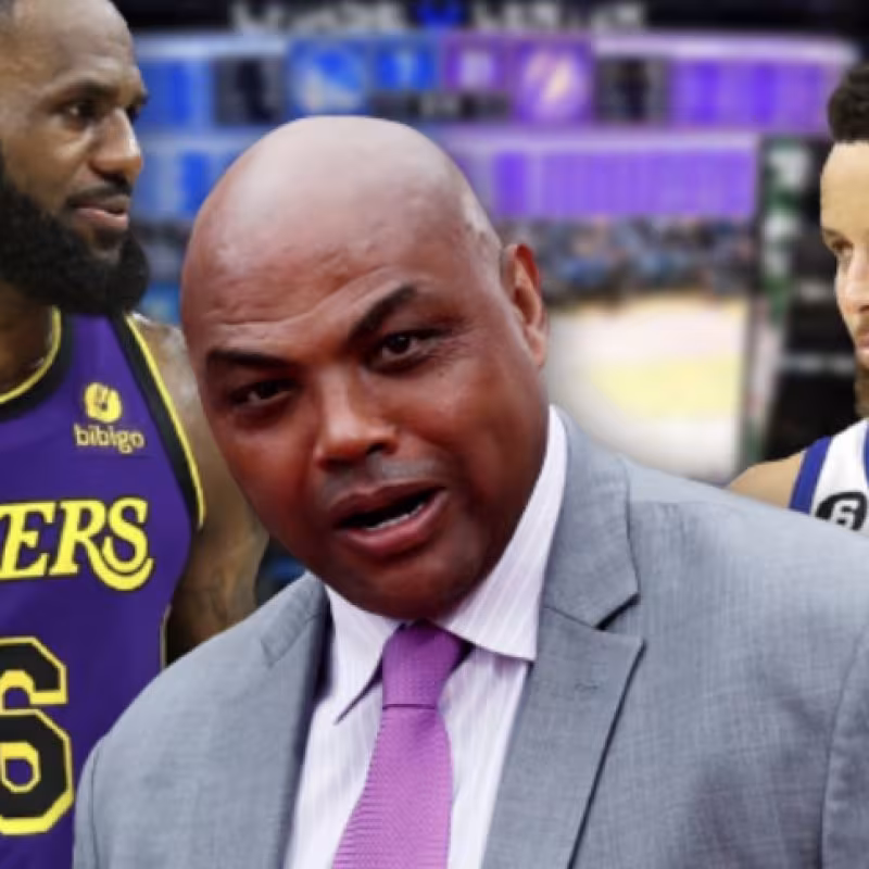 Charles Barkley, junto a Stephen Curry y LeBron James. 