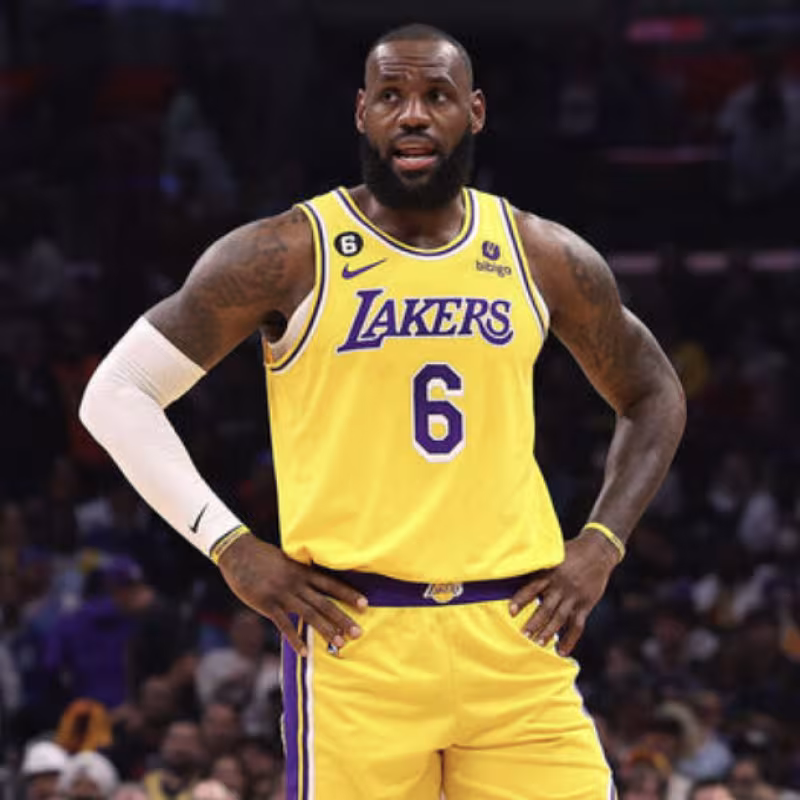 D'Angelo Russell y LeBron James, estrellas de Los Angeles Lakers. 