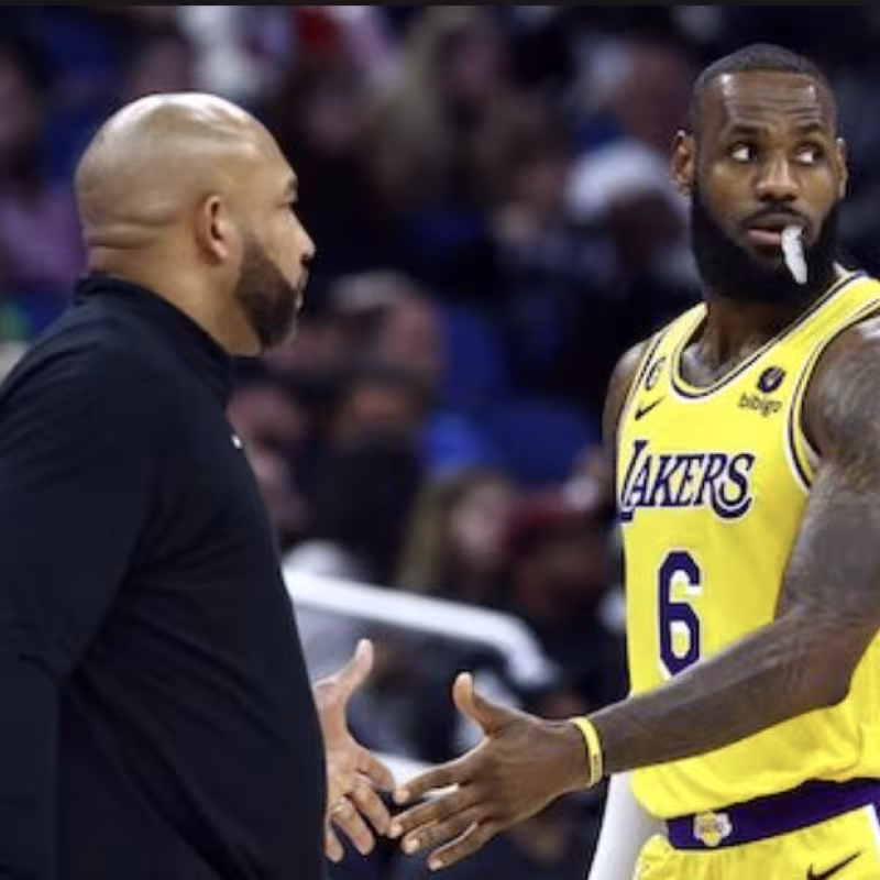 Darvin Ham, junto a LeBron James. 