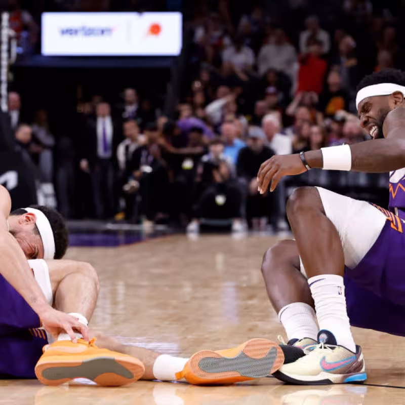 Devin Booker y Royce O'Neale
