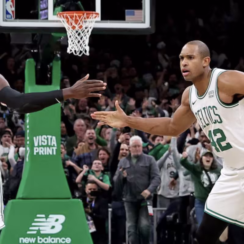 Holiday, junto a Horford, compañeros de Boston Celtics.