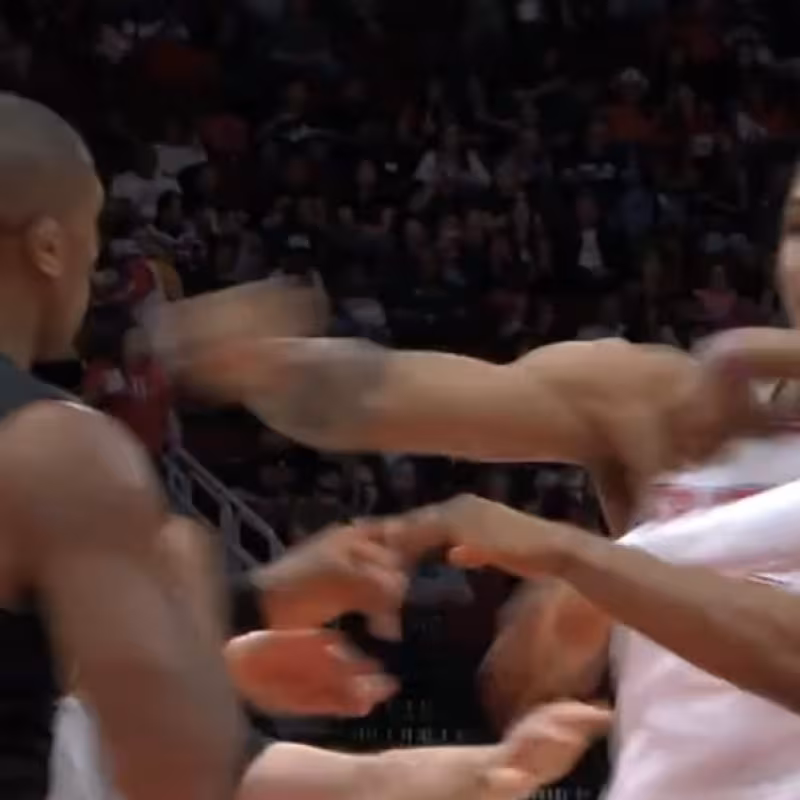 Jabari Smith y Kris Dunn, a puñetazos. 