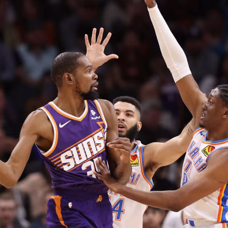 Kevin Durant, defendido por Jalen Williams