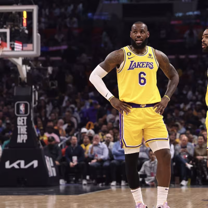 LeBron James, junto a D'Angelo Russell, en un partido de Los Angeles Lakers.
