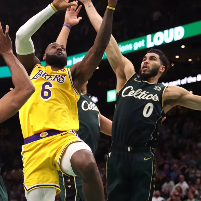 LeBron James, defendido por Jayson Tatum