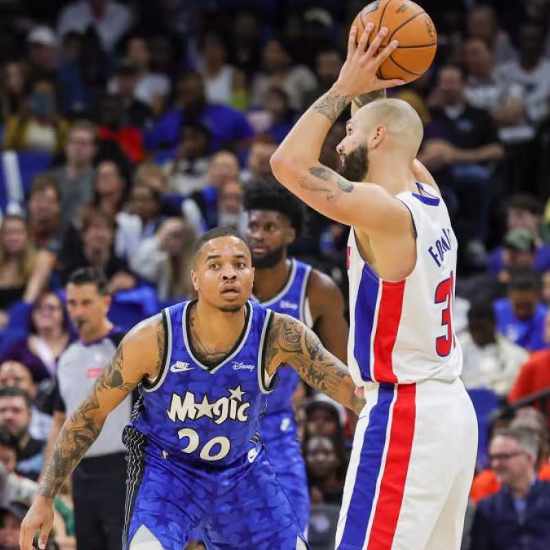 Markelle Fultz, defendiendo a Evan Fournier