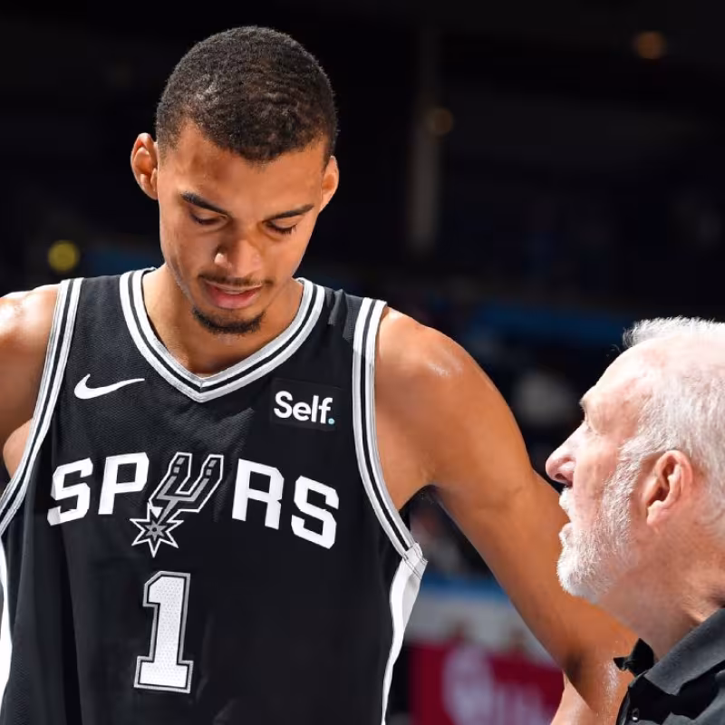 Victor Wembanyama y Gregg Popovich