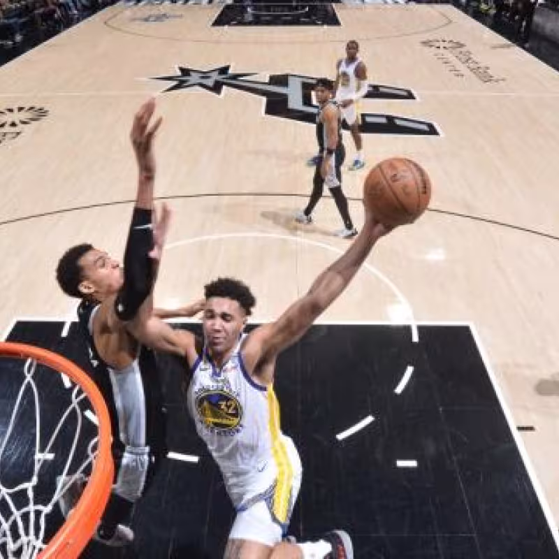 Victor Wembanyama, siendo posterizado por Trayce Jackson-Davis