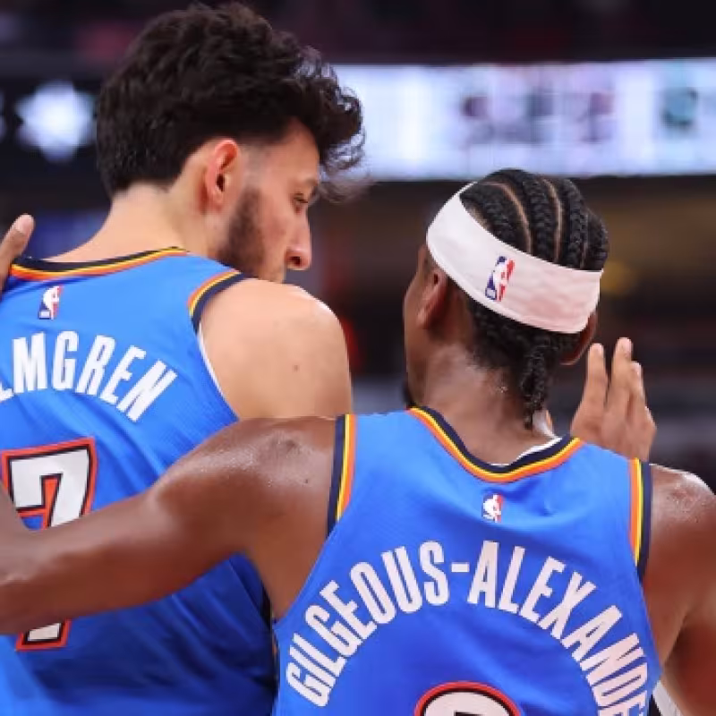 Chet Holmgren y Shai Gilgeous-Alexander, jugadores de Oklahoma City Thunder.
