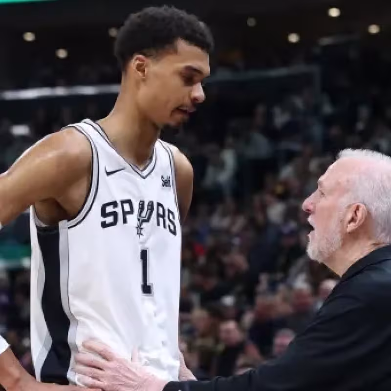Victor Wembanyama y Gregg Popovich, jugador y entrenador de San Antonio Spurs.