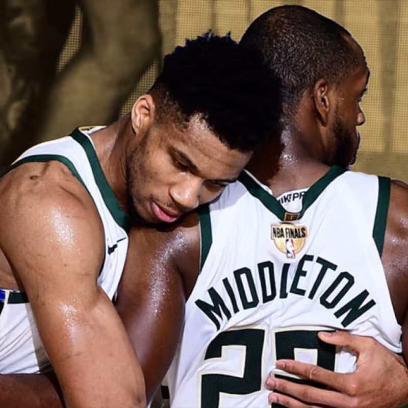 Giannis Antetokounmpo y Khris Middleton