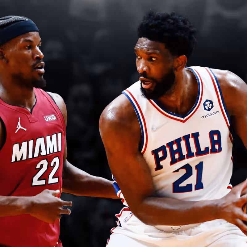 Jimmy Butler, defendiendo a Joel Embiid