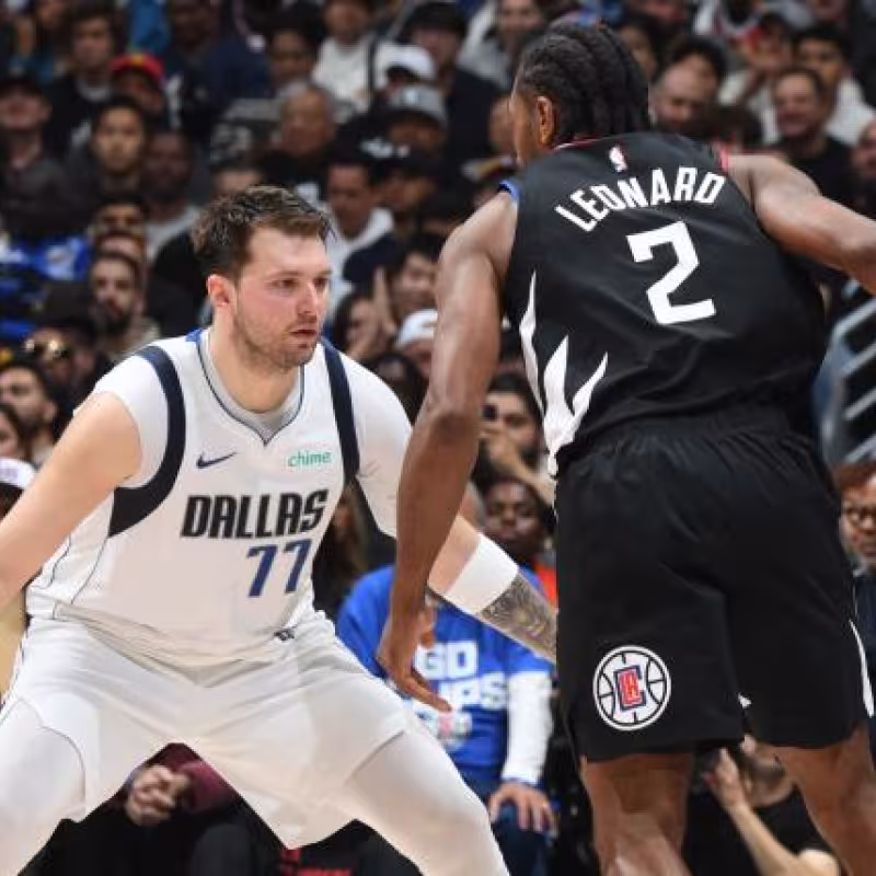 Luka Doncic, defendiendo a Kawhi Leonard