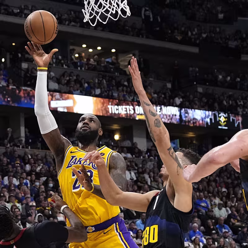 LeBron James, en un partido de playoffs contra los Denver Nuggets