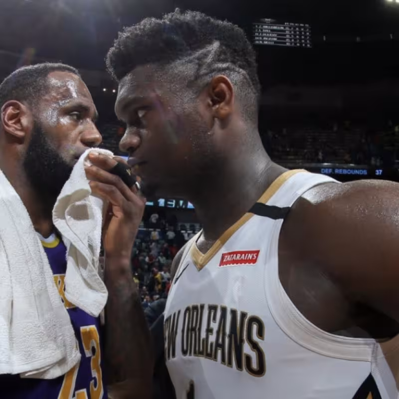 LeBron James, frente a Zion Williamson.
