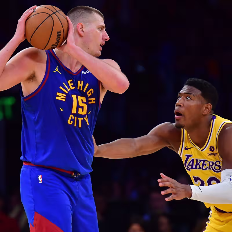 Nikola Jokic, defendido por Rui Hachimura
