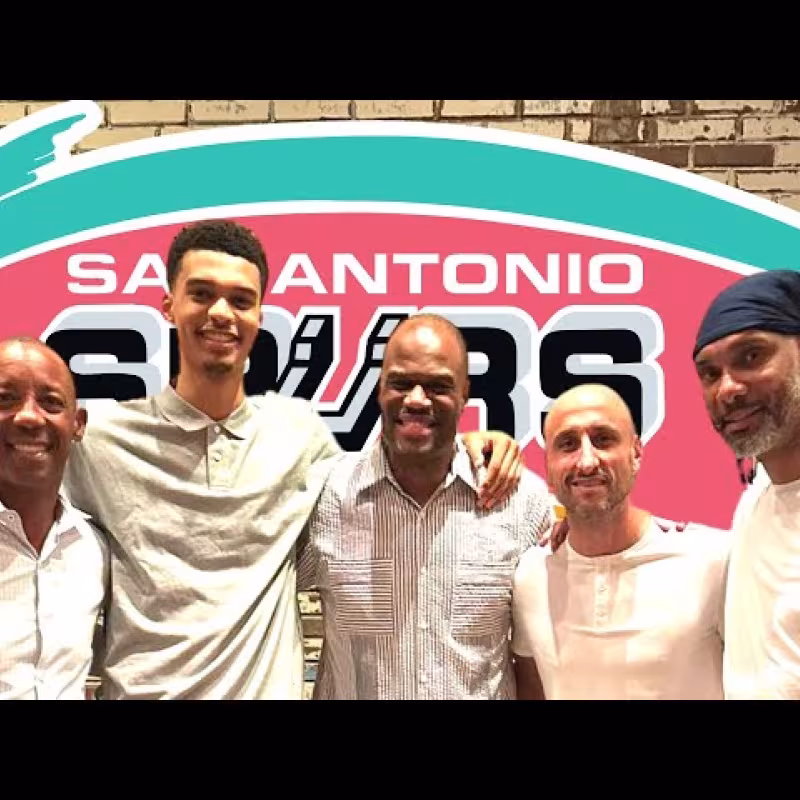 Sean Elliott, Victor Wembanyama, David Robinson, Manu Ginobili y Tim Duncan