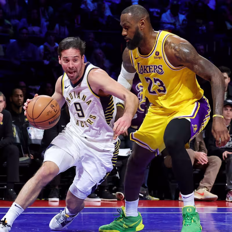 LeBron James, defendiendo a TJ McConnell