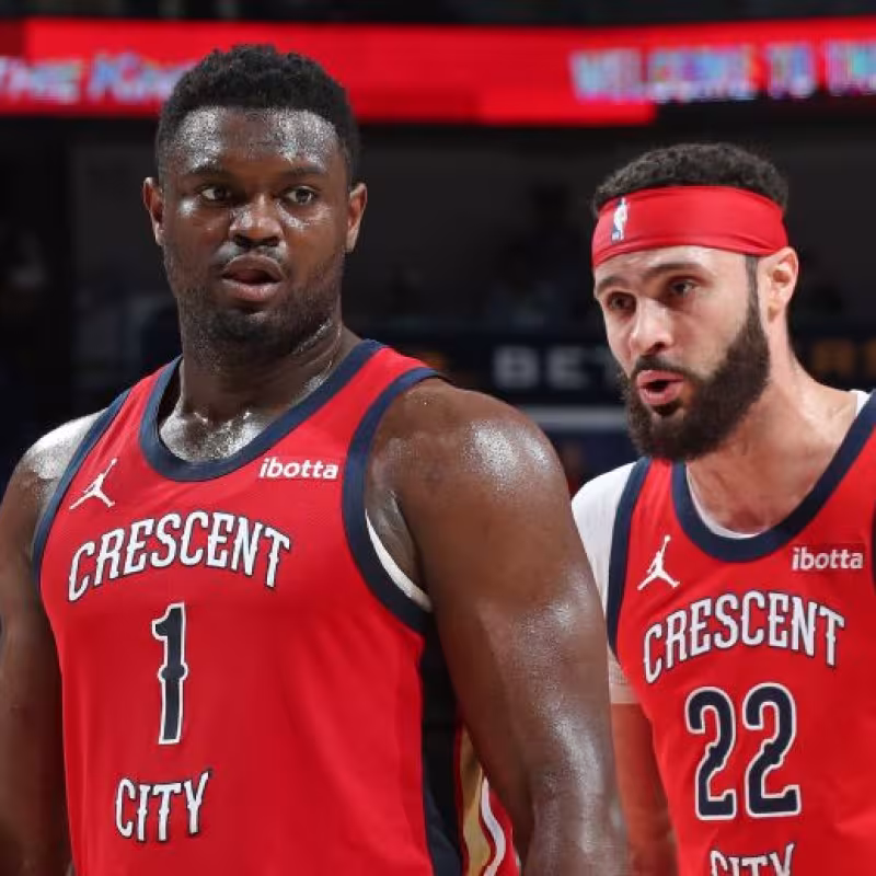 Zion Williamson y Larry Nance Jr.