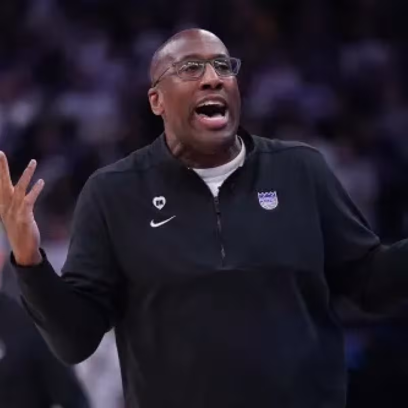 Mike Brown, entrenador de Sacramento Kings.