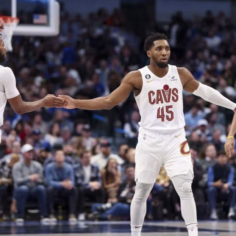 Darius Garland, Donovan Mitchell y Jarrett Allen