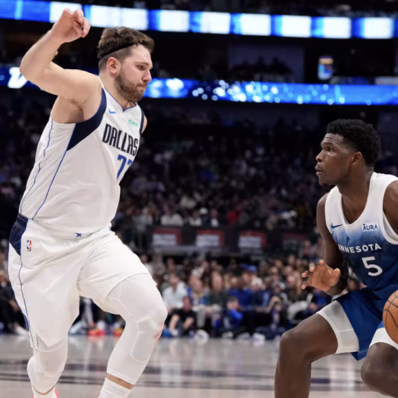 Anthony Edwards, frente a Luka Doncic.