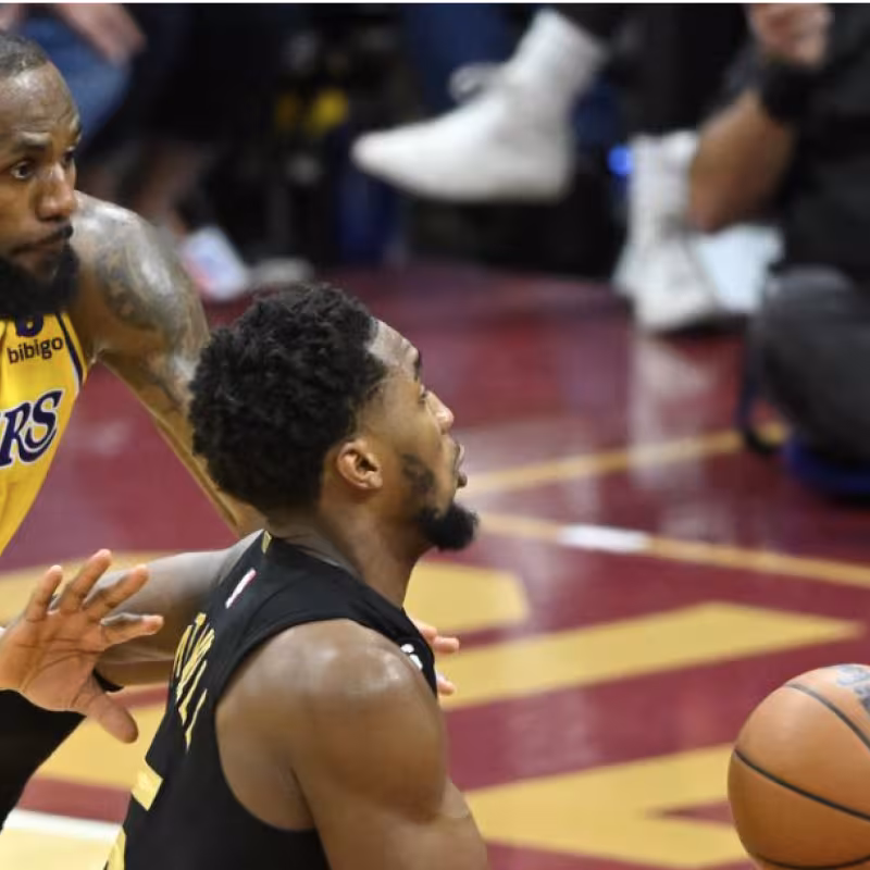 Donovan Mitchell, estrella de Cleveland Cavaliers, frente a LeBron James, estrella de Los Angeles Lakers. 