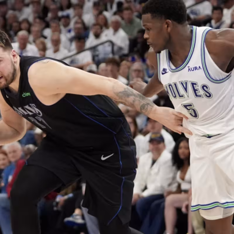 Anthony Edwards, defendiendo a Luka Doncic. 
