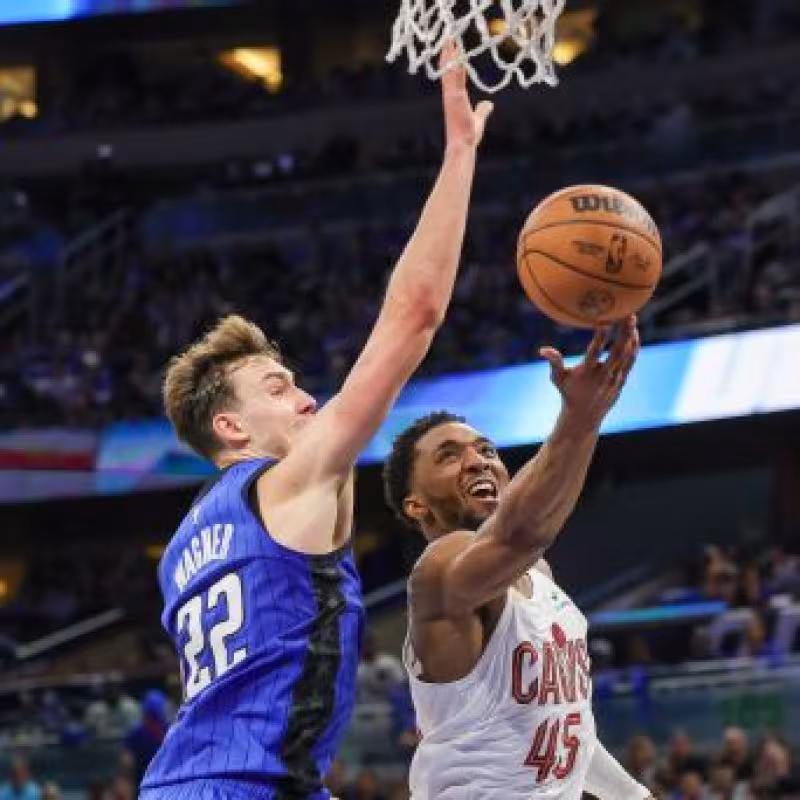 Franz Wagner, tratando de taponar a Donovan Mitchell