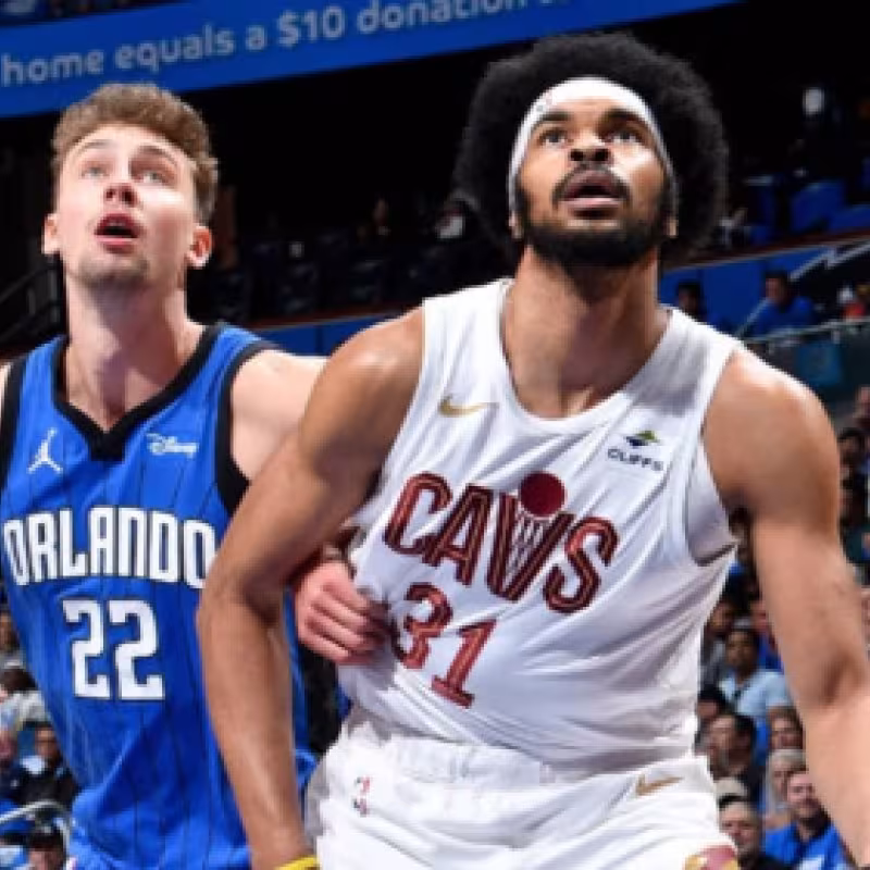 Franz Wagner y Jarrett Allen, luchando por un rebote